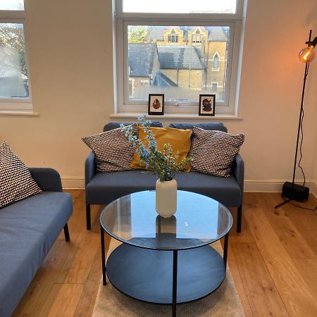 Awesome Refurbished 1 Bed Flat Few Steps To High St ! - 2 East House Apartman Epsom Kültér fotó