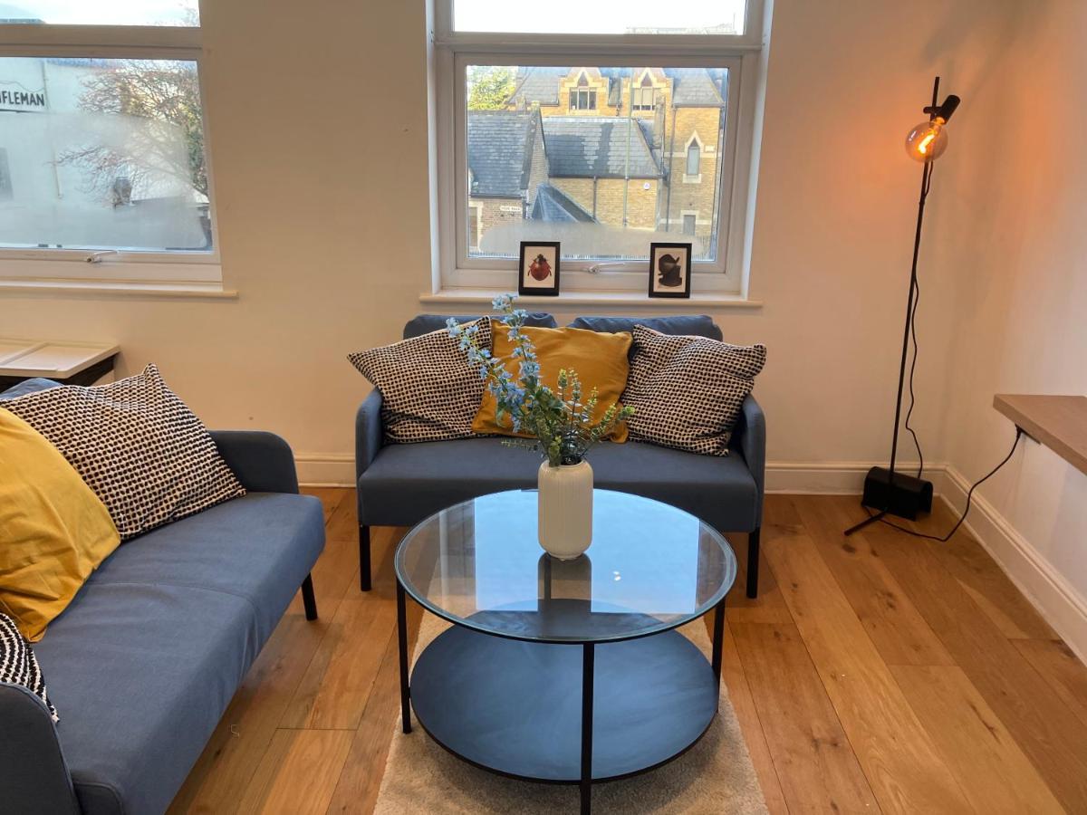 Awesome Refurbished 1 Bed Flat Few Steps To High St ! - 2 East House Apartman Epsom Kültér fotó