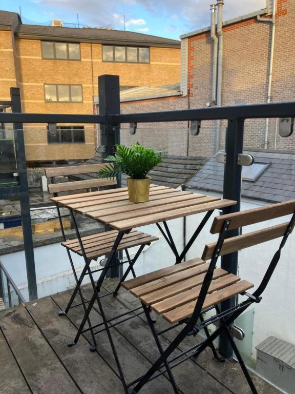 Awesome Refurbished 1 Bed Flat Few Steps To High St ! - 2 East House Apartman Epsom Kültér fotó