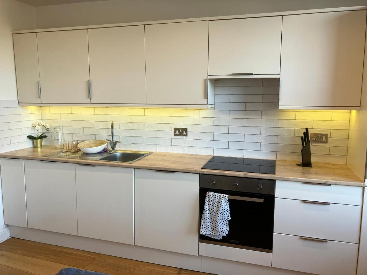 Awesome Refurbished 1 Bed Flat Few Steps To High St ! - 2 East House Apartman Epsom Kültér fotó
