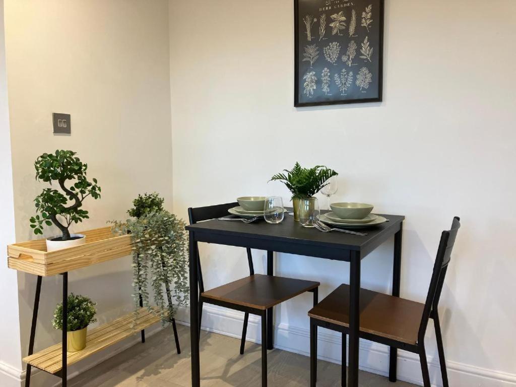 Awesome Refurbished 1 Bed Flat Few Steps To High St ! - 2 East House Apartman Epsom Kültér fotó