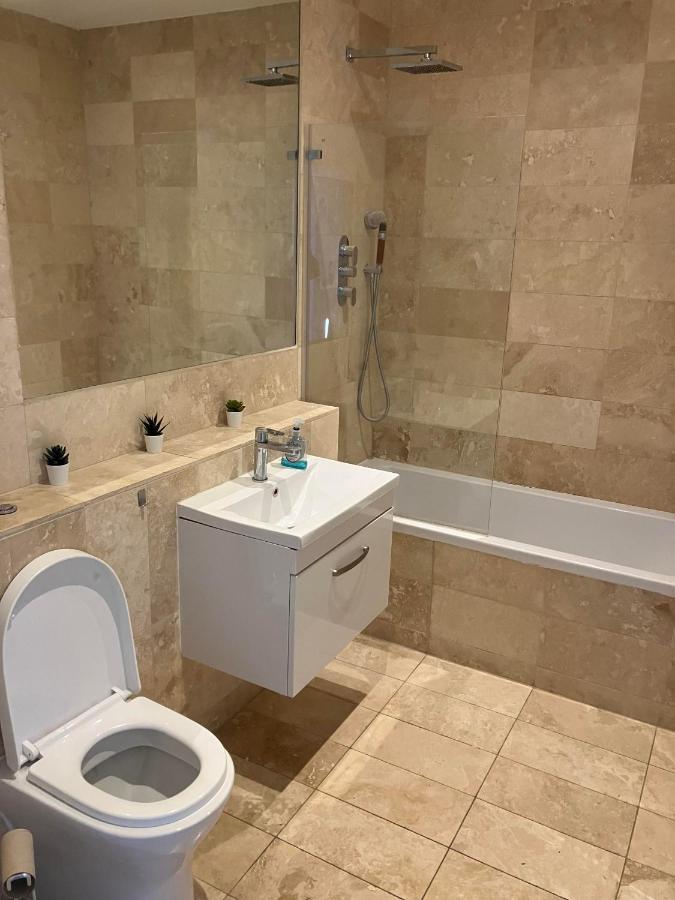 Awesome Refurbished 1 Bed Flat Few Steps To High St ! - 2 East House Apartman Epsom Kültér fotó